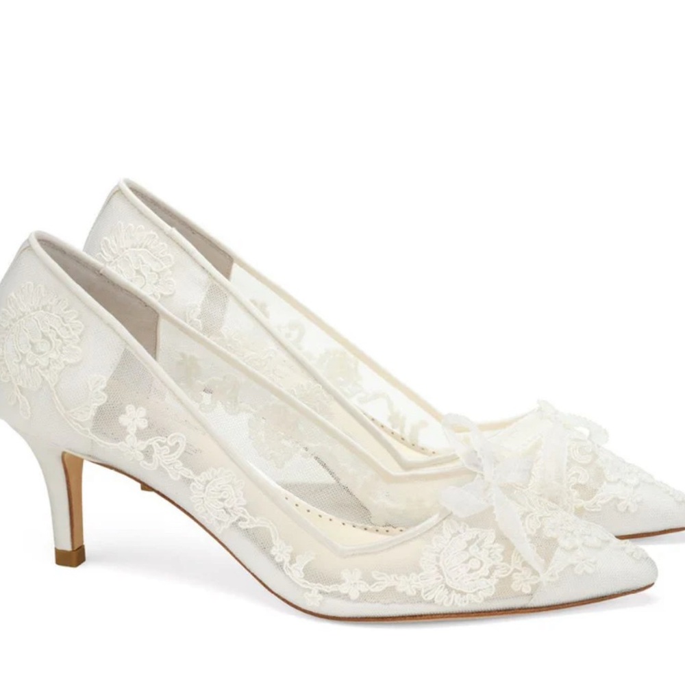 Bella Belle MONICA
Floral Lace Embroidered Ivory Bridal Kitten Heels Size 7